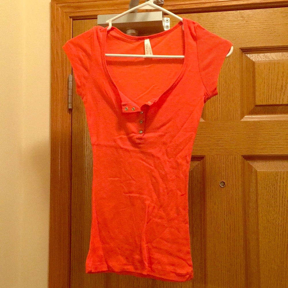 Women's coral/pink short sleeve w/ diamond snaps.